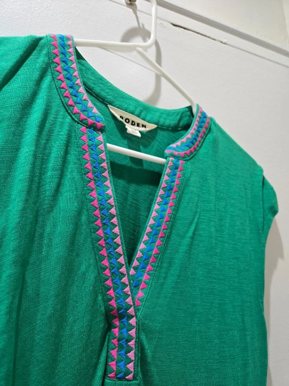 Boden: Chloe Embroidered Short Dress in Rich Emerald - Picture 6 of 7